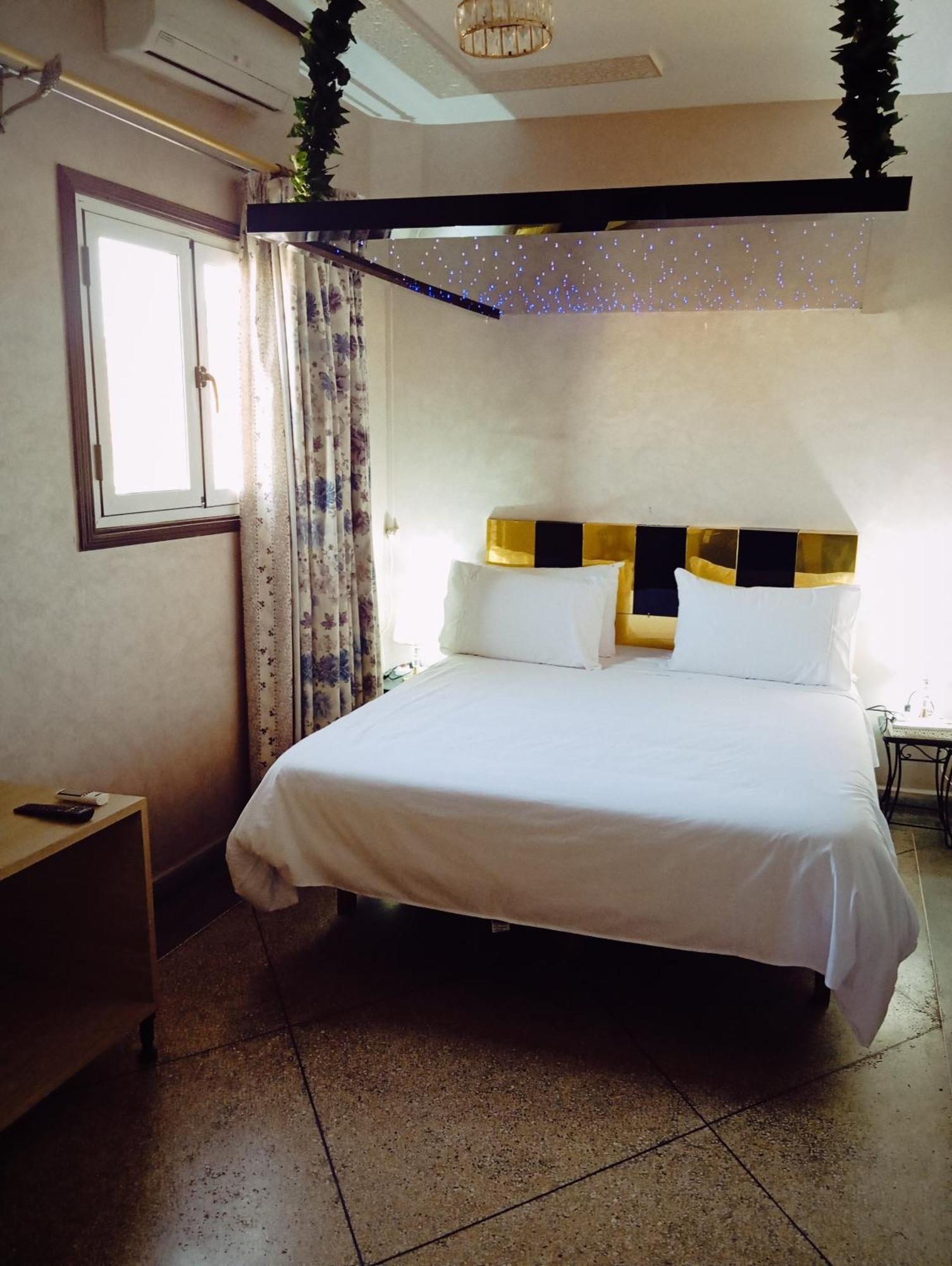 Hotel Lahlou Riad Cafeteria Уджда Екстериор снимка